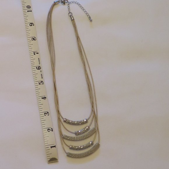 Lia Sophia 'Dunes' hammered necklace - Picture 3 of 6